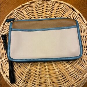 Coach Small Tricolor All Leather 
Wristlet Style Bag
